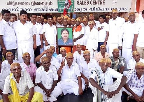 வழக்குளில் இருந்து ஜெயலலிதா  விடுபட வேண்டி கோவை மாவட்டத்தை சேர்ந்த 50 பேர் பழனியில் மொட்டை